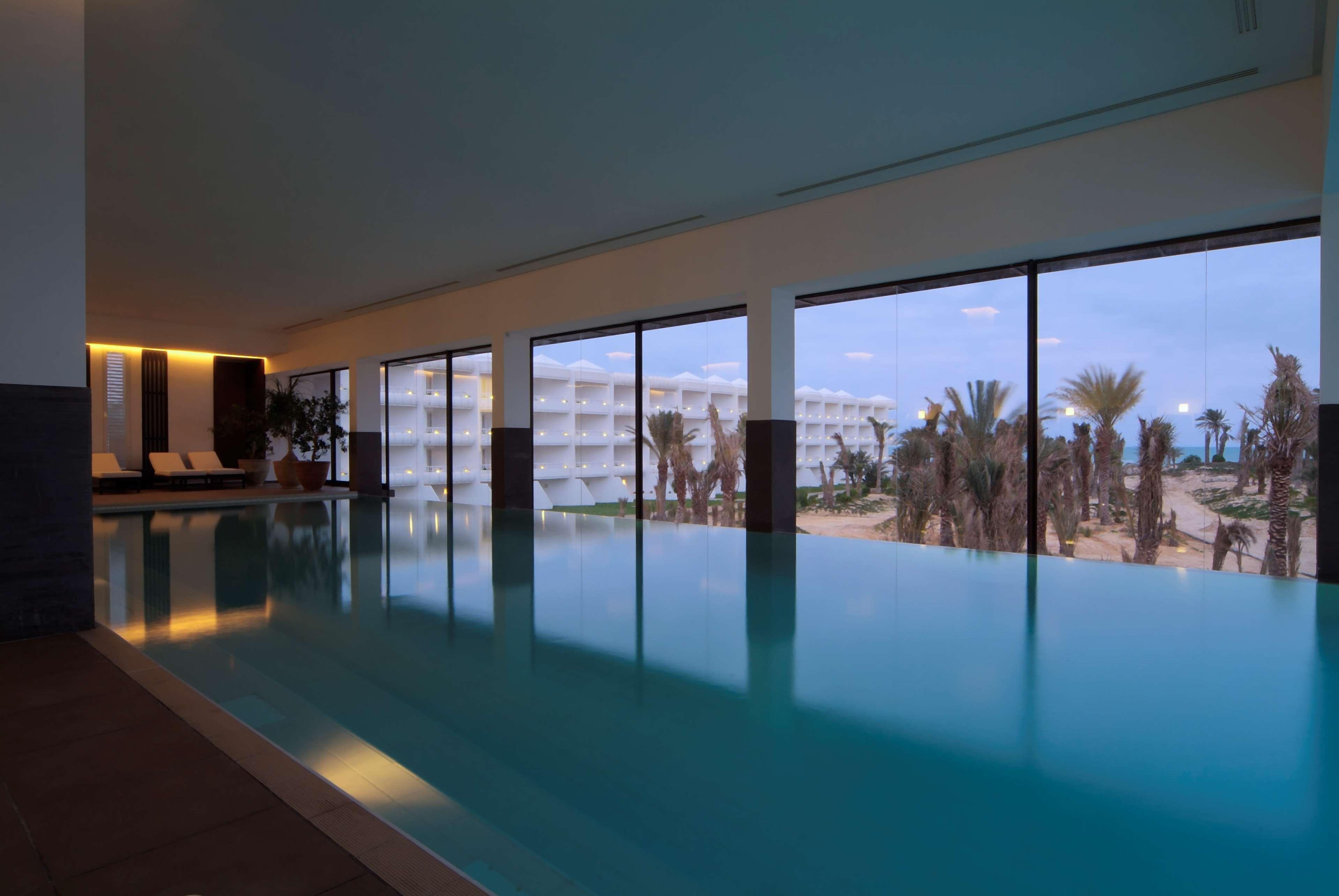 Radisson Blu Palace Resort & Thalasso, Djerba Mezraia Esterno foto The swimming pool at the hotel