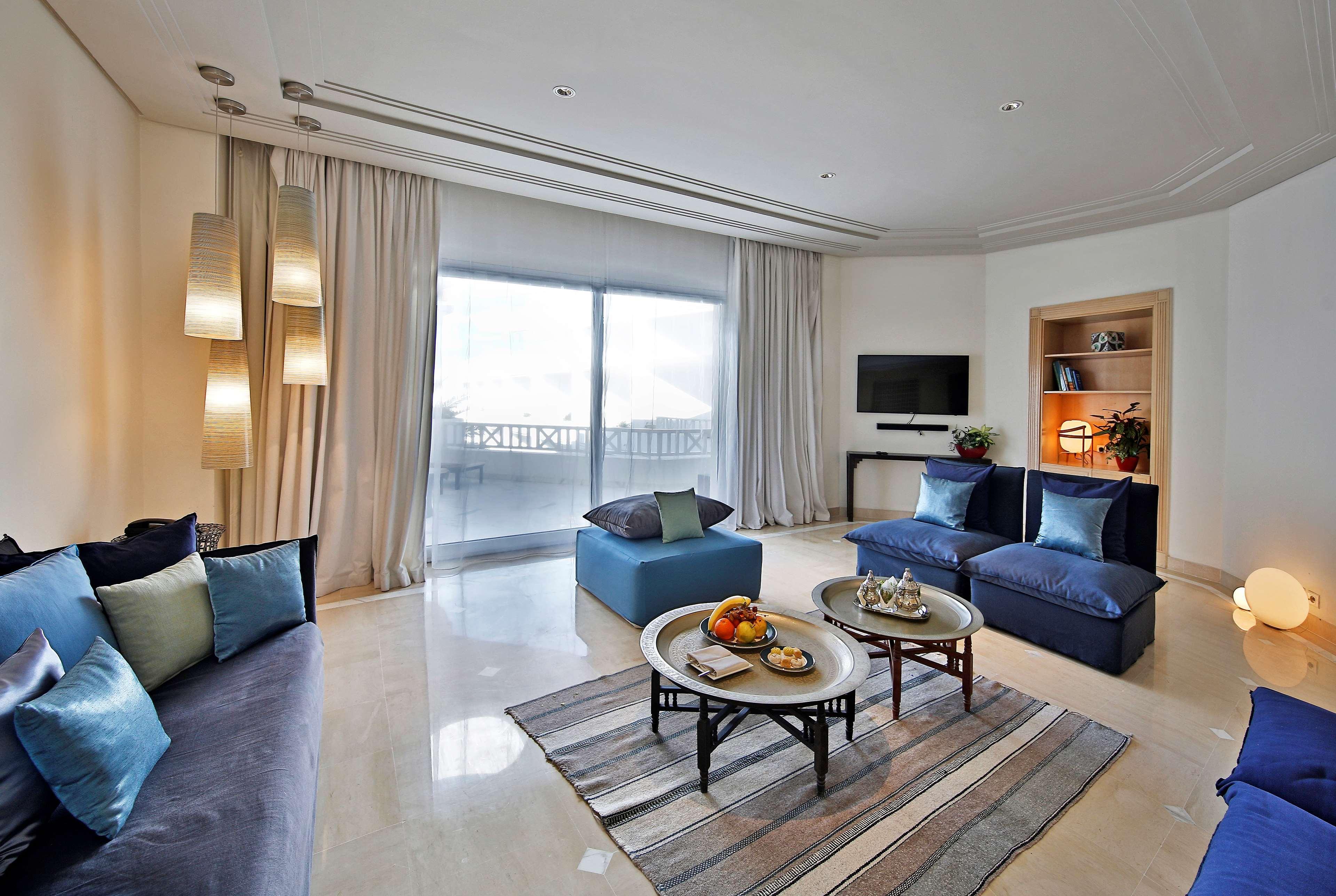Radisson Blu Palace Resort & Thalasso, Djerba Mezraia Esterno foto A living room at the Four Seasons Hotel, Cairo
