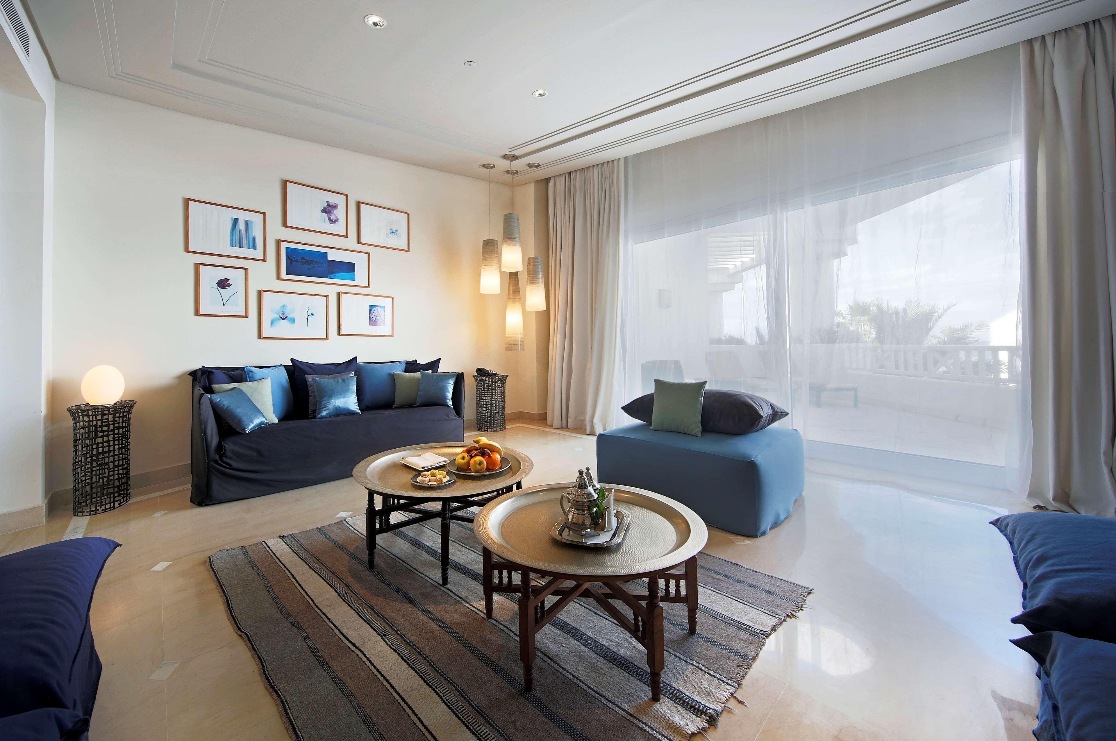 Radisson Blu Palace Resort & Thalasso, Djerba Mezraia Esterno foto A living room at the Ritz-Carlton, Bahrain
