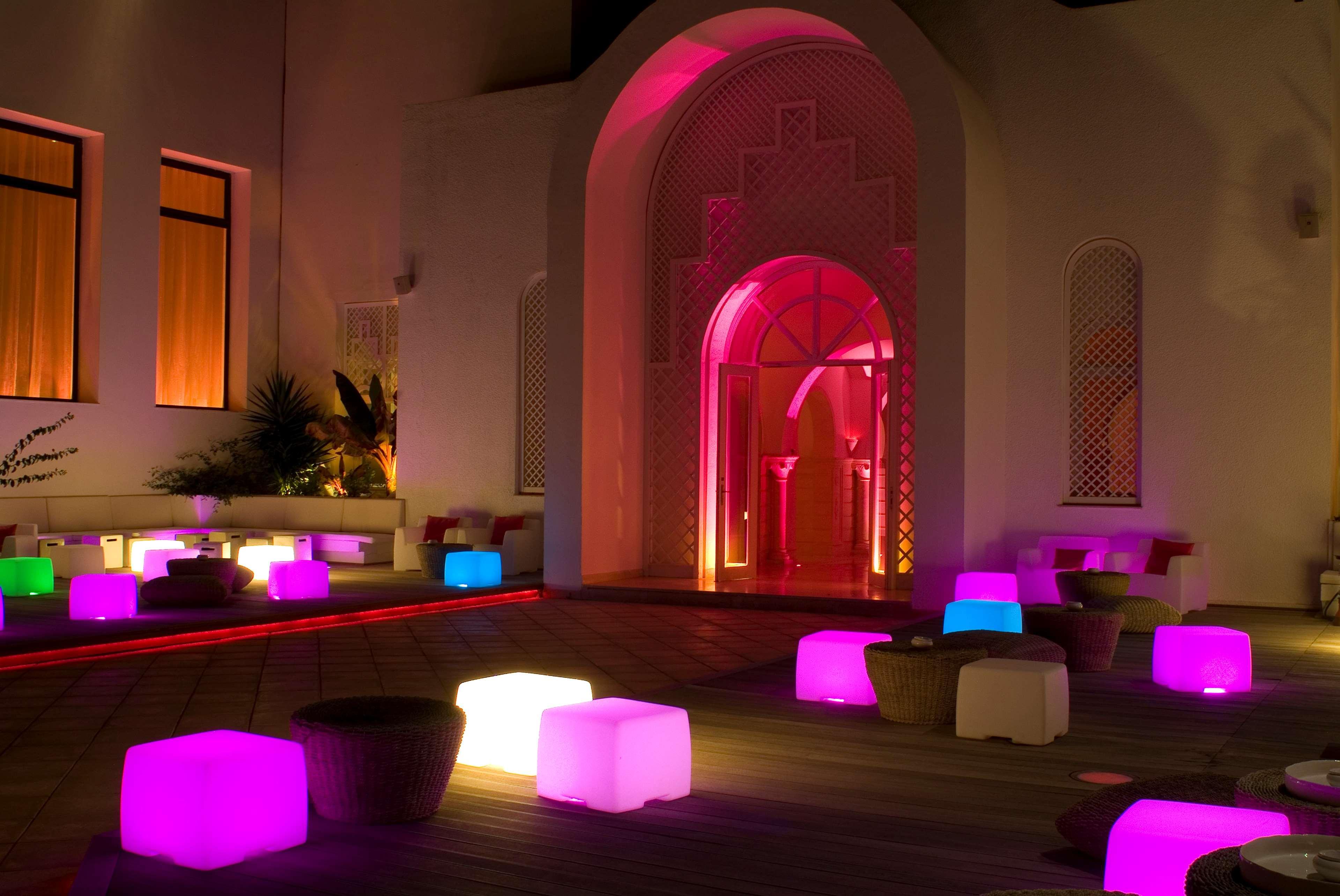 Radisson Blu Palace Resort & Thalasso, Djerba Mezraia Esterno foto The interior of the nightclub