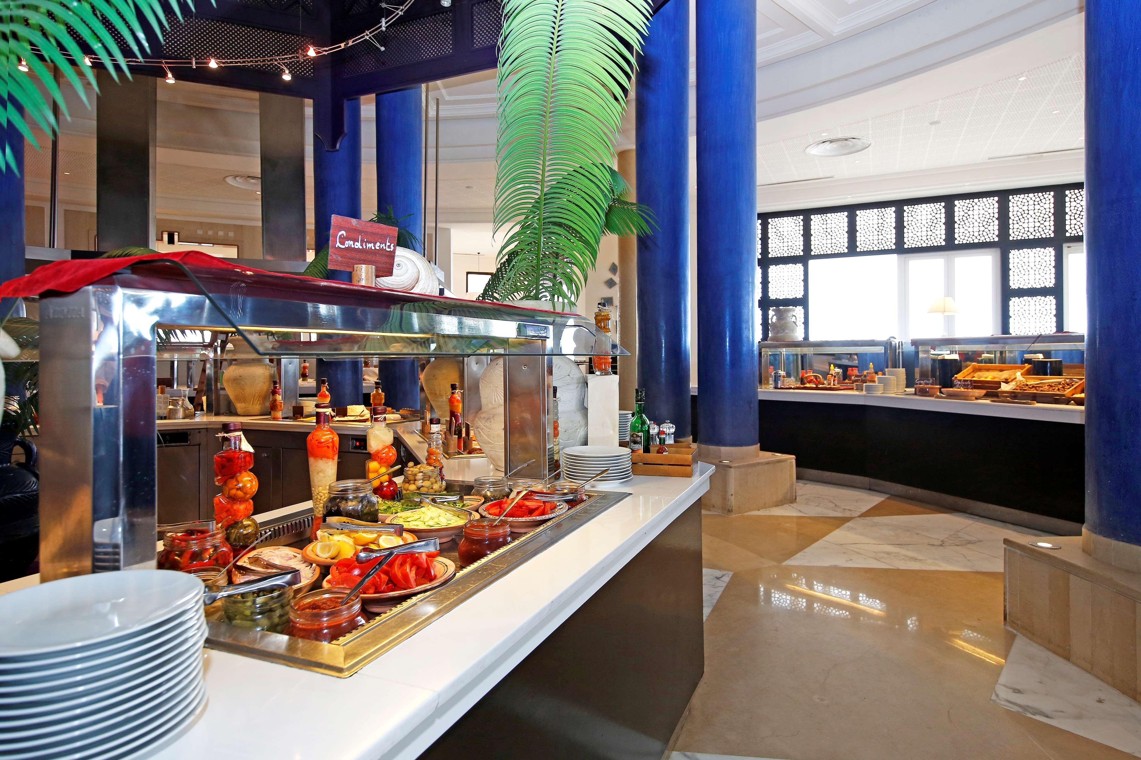 Radisson Blu Palace Resort & Thalasso, Djerba Mezraia Esterno foto A buffet at a hotel
