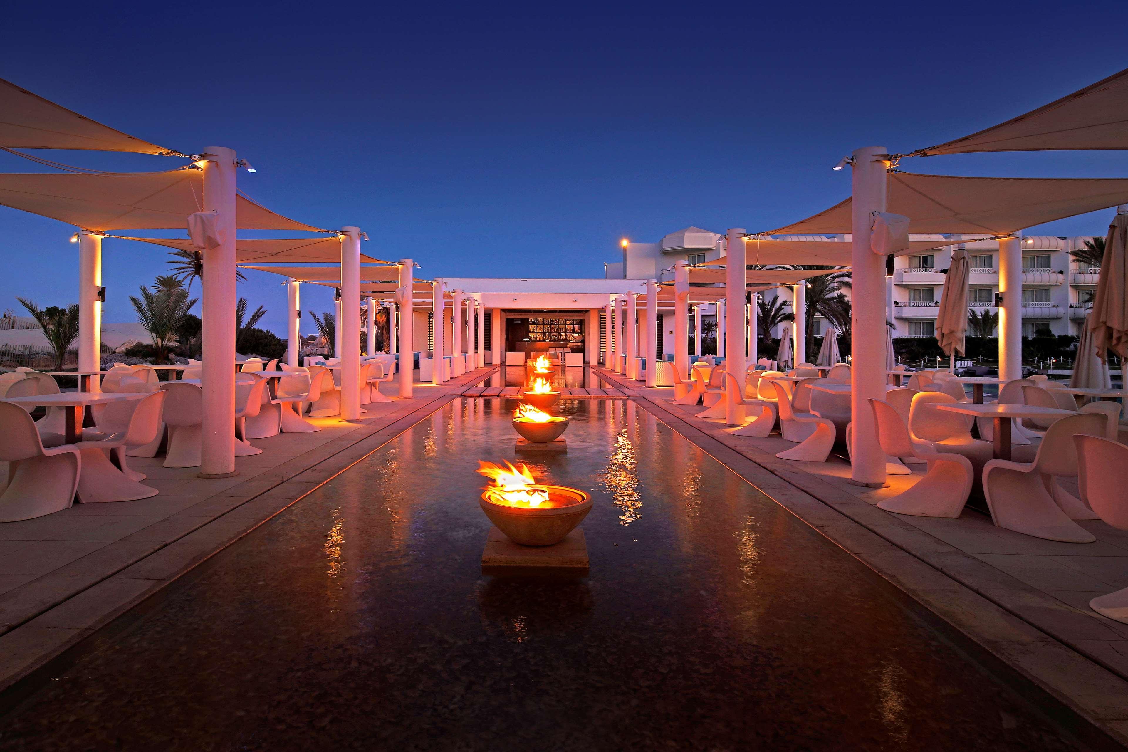 Radisson Blu Palace Resort & Thalasso, Djerba Mezraia Esterno foto The resort's main restaurant