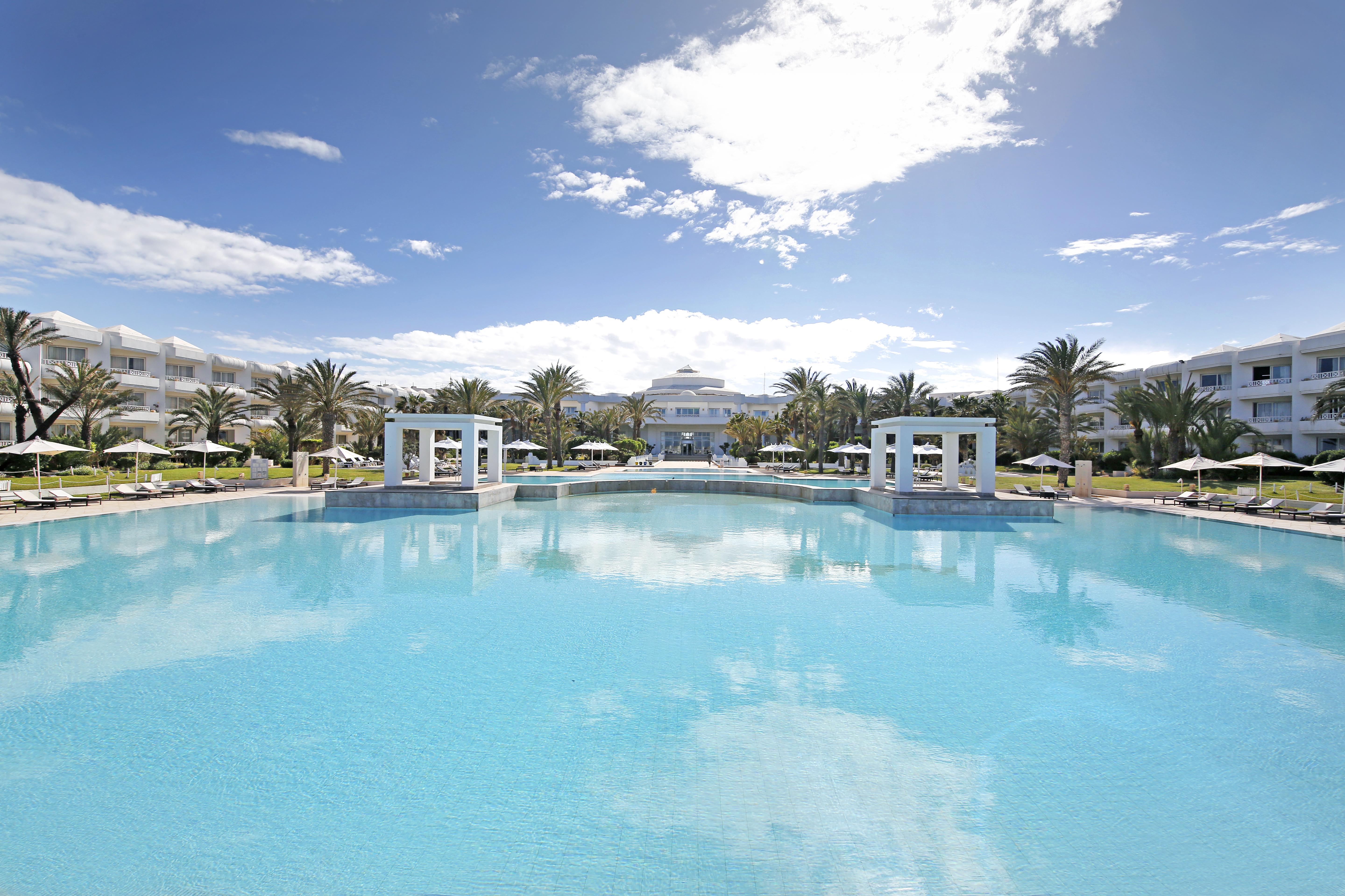 Radisson Blu Palace Resort & Thalasso, Djerba Mezraia Esterno foto The swimming pool at the hotel