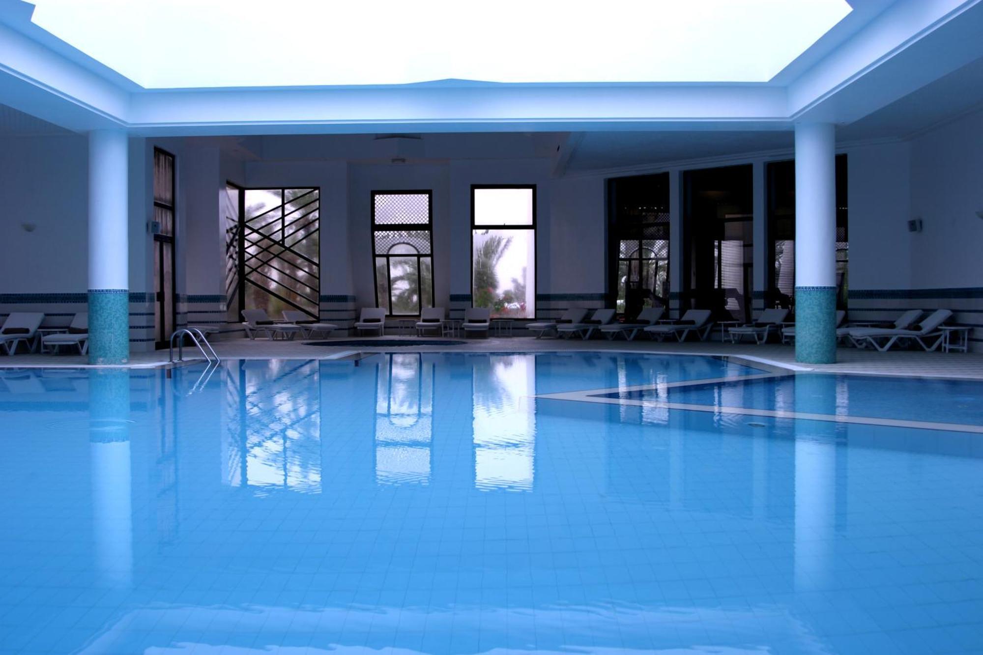 Radisson Blu Palace Resort & Thalasso, Djerba Mezraia Esterno foto Indoor swimming pool