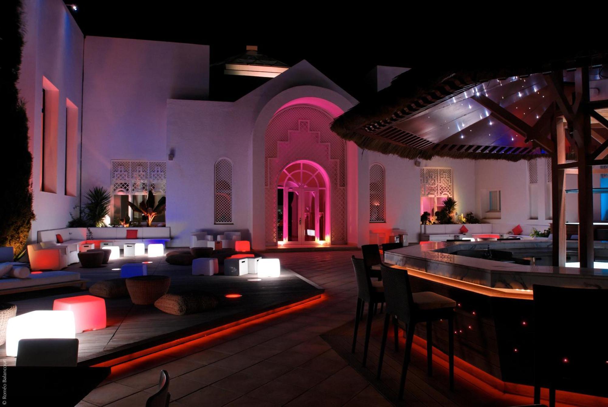 Radisson Blu Palace Resort & Thalasso, Djerba Mezraia Esterno foto The bar at the nightclub