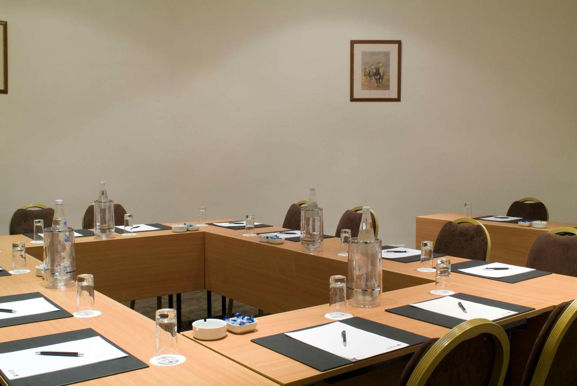 Radisson Blu Palace Resort & Thalasso, Djerba Mezraia Esterno foto A meeting room at the hotel