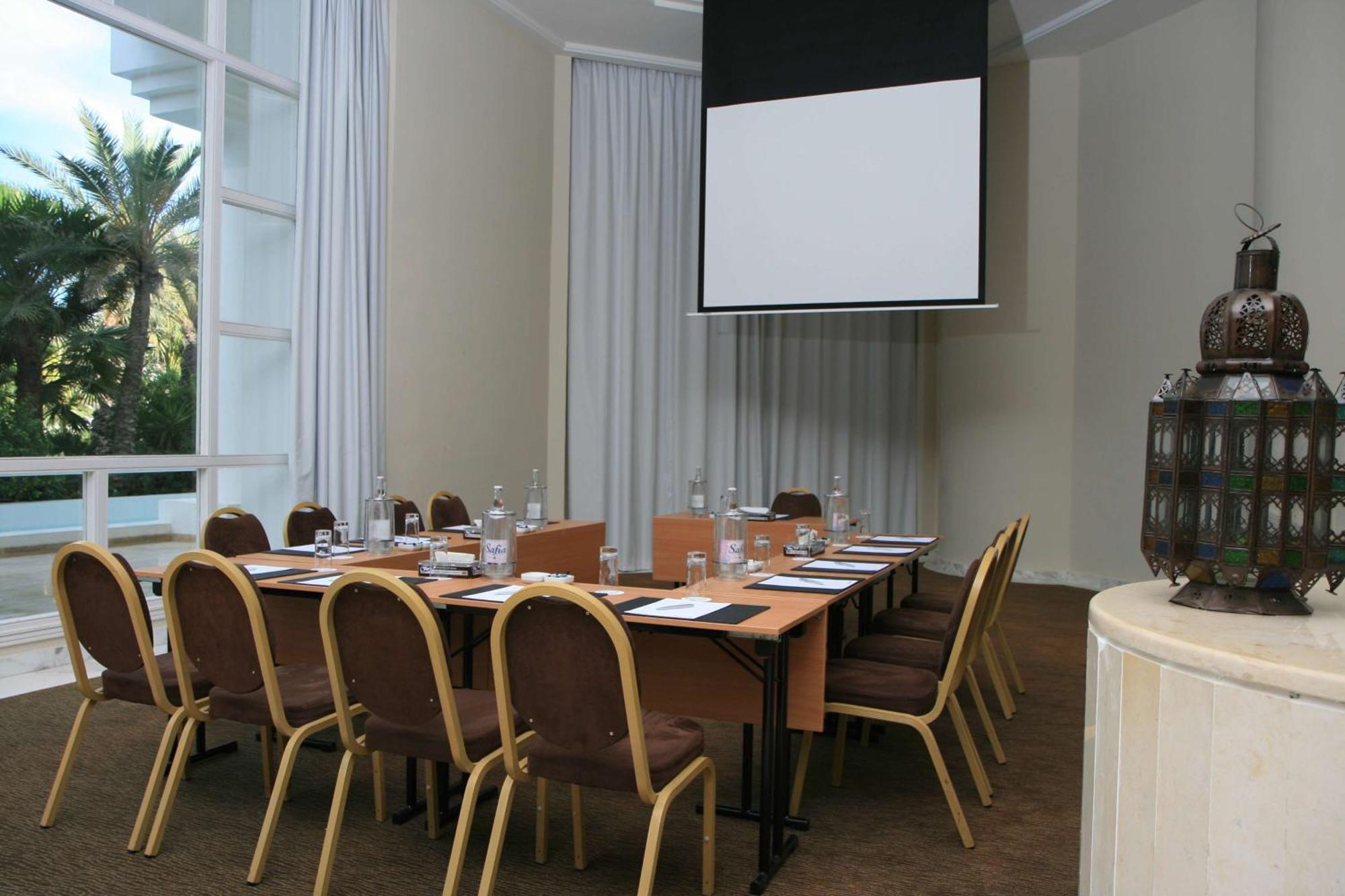 Radisson Blu Palace Resort & Thalasso, Djerba Mezraia Esterno foto A meeting room at the hotel